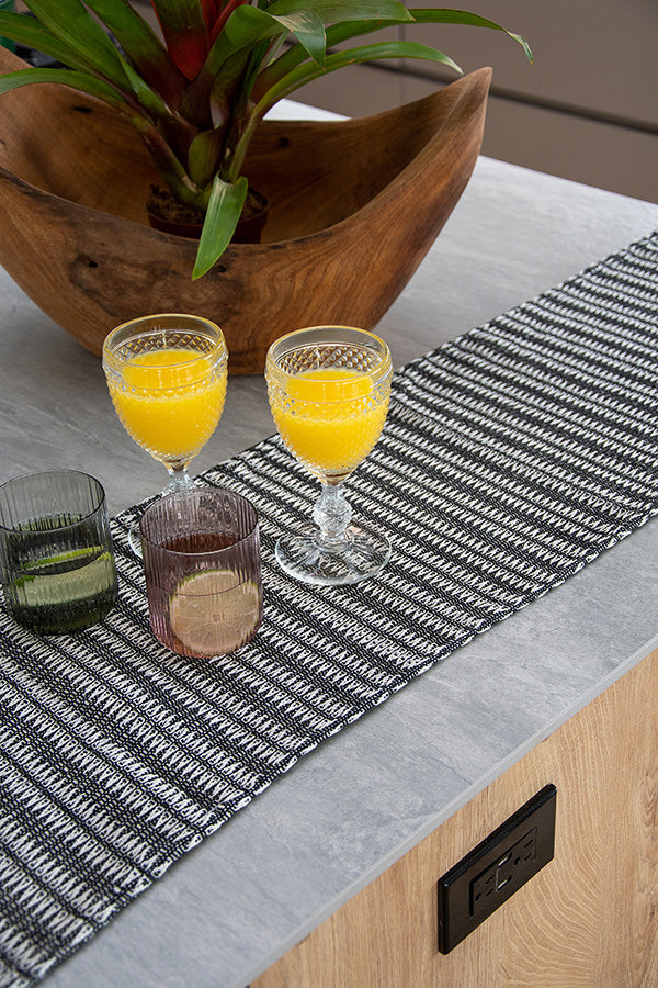 Camino de mesa EKO tejido negro con trenzas