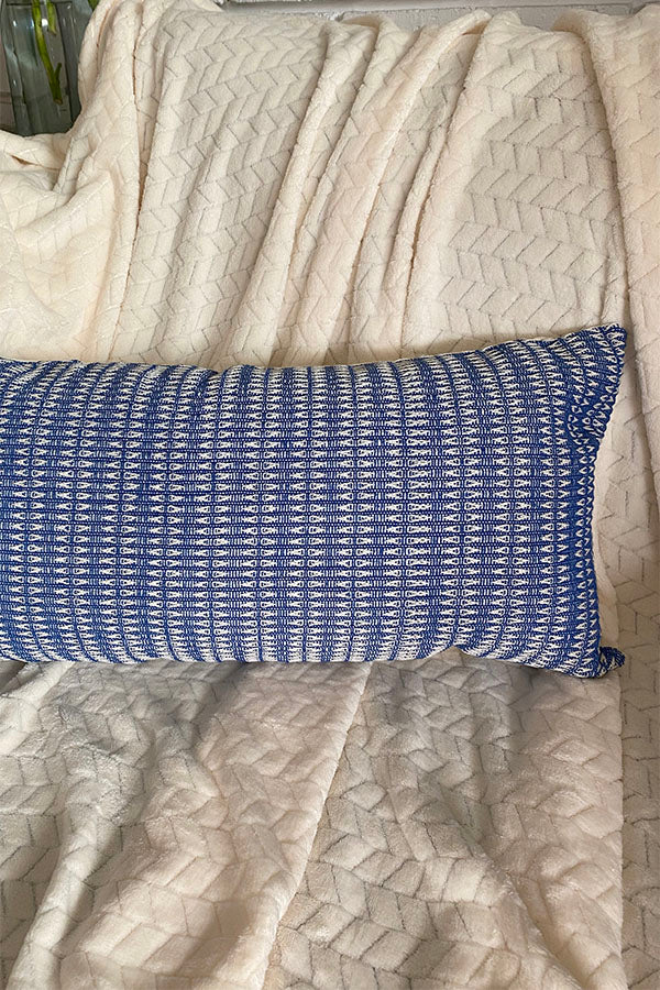 Funda de cojín EKO tejida azul rectangular