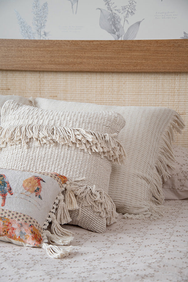 Funda de cojín 55 x 55 cms tejido beige con flecos