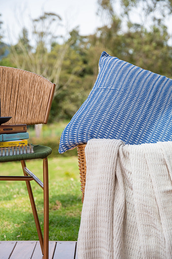 Manta tejida con flecos